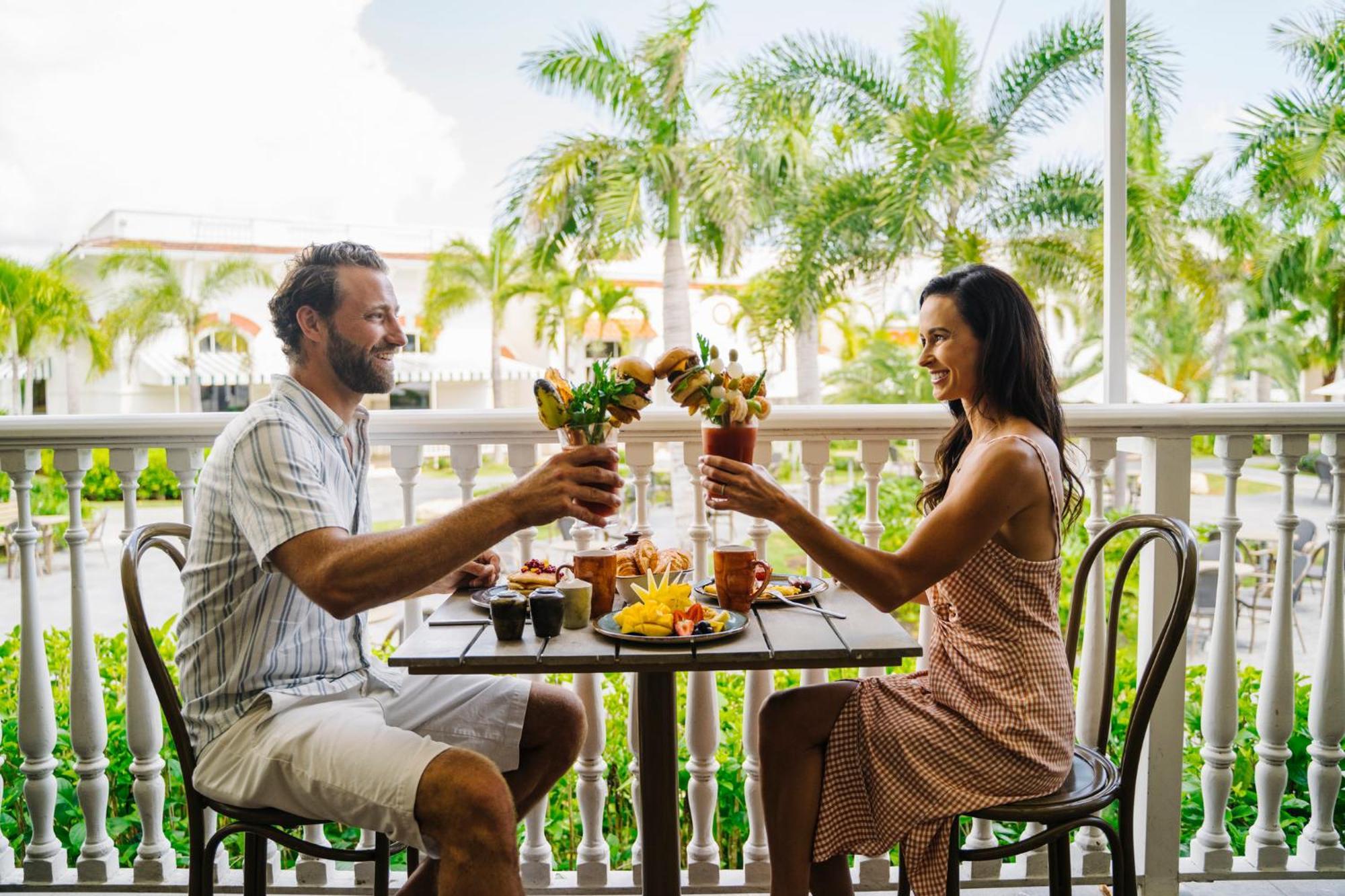 Nickelodeon Hotels & Resorts Пунта-Кана Екстер'єр фото A couple dining at the hotel