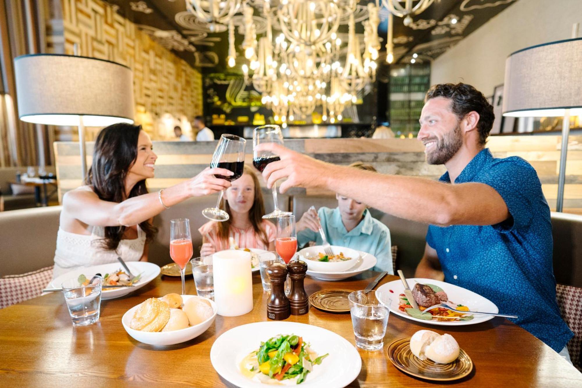Nickelodeon Hotels & Resorts Пунта-Кана Екстер'єр фото A group of friends dining together